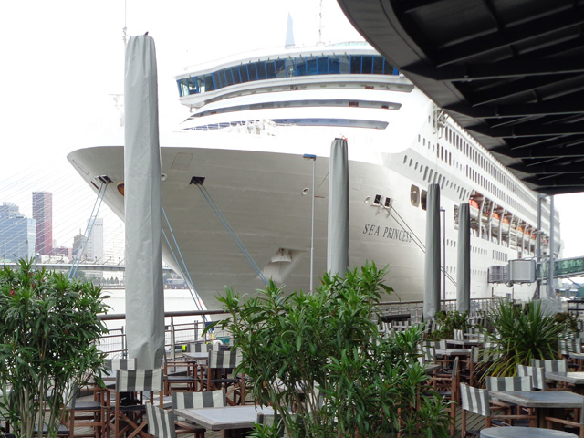 Cruiseschip ms Sea Princess van Princess Cruises aan de Cruise Terminal Rotterdam